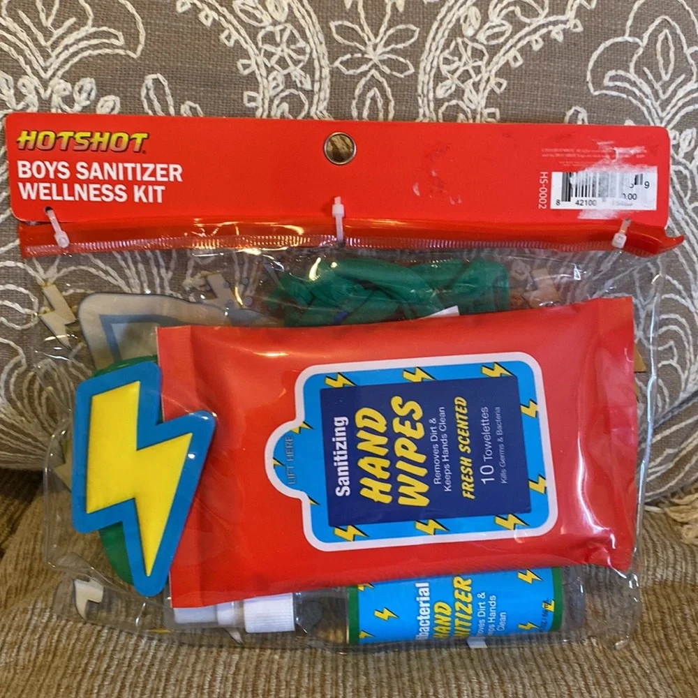 ❤️💛💙💚NWT Boys Sanitizer 5PC Wellness Kit